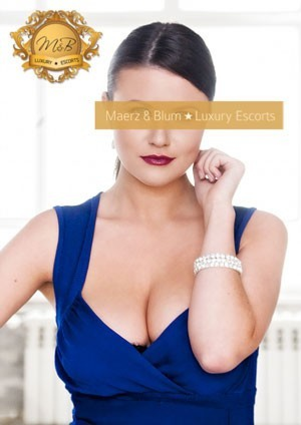 Laura Elliz - MB-Luxury